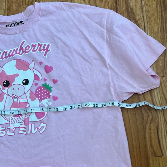 Hot Topic Strawberry Cow crop tee in XL - Picture 4 of 6